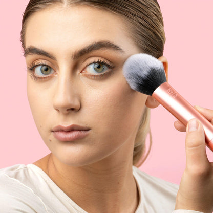 Real Techniques Ultra Plush Powder Makeup Brush, For Setting Powder, Bronzer, & Blush, Sheer, Buildable Coverage, Large, Fluffy Powder Brush, Vegan, Cruelty-Free & Synthetic Bristles, 1 Count